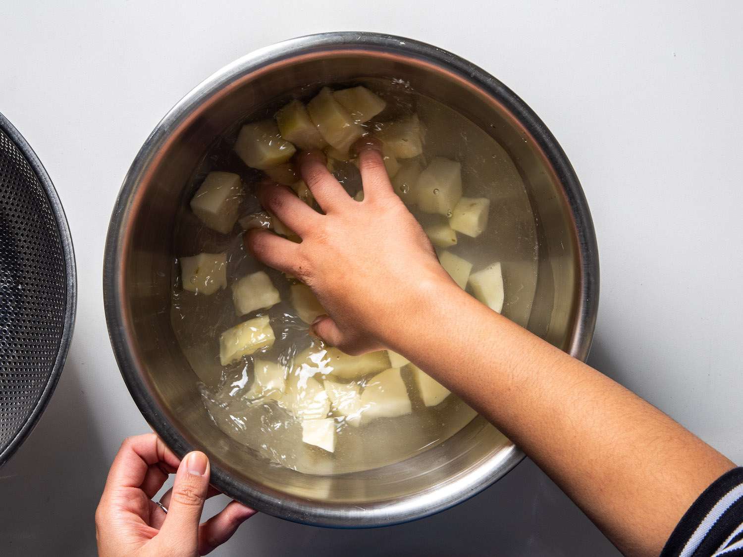 把土豆泡在水里