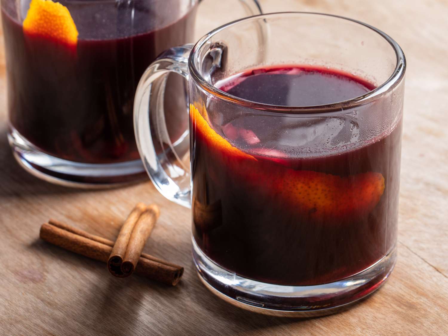 用玻璃杯盛着Glogg，随时可以啜饮