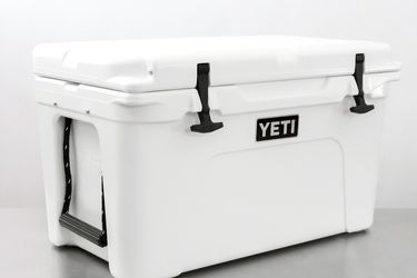 side angle view of the Yeti Tundra 45 Cooler