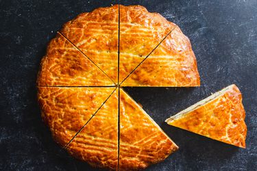 A whole gatah (armenian coffee cake) cut into slices