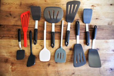 的阵容spatulas on a wooden cutting board