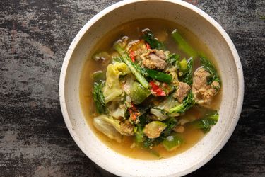 Gaeng Om Gai(伊桑式草药咖喱配鸡肉和莳萝)