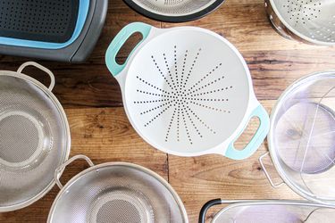 一个n overhead shot of a number of colanders on a wooden surface