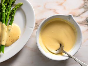 Hollandaise sauce served with asparagus