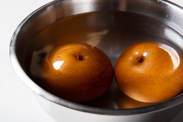 冻pears thawing in bowl of water