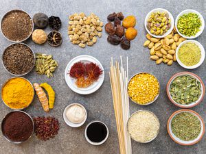 至关重要的ingredients of a Persian Pantry