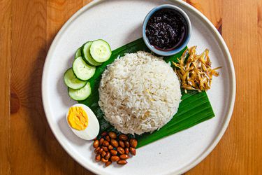 Nasi Lemak的俯视图gydF4y2Ba