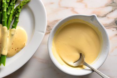 Hollandaise sauce served with asparagus