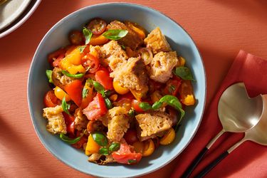 在经典Panzanella沙拉side a dish