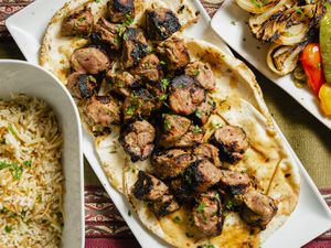 Overhead view of shish kebabs on pita on a plate